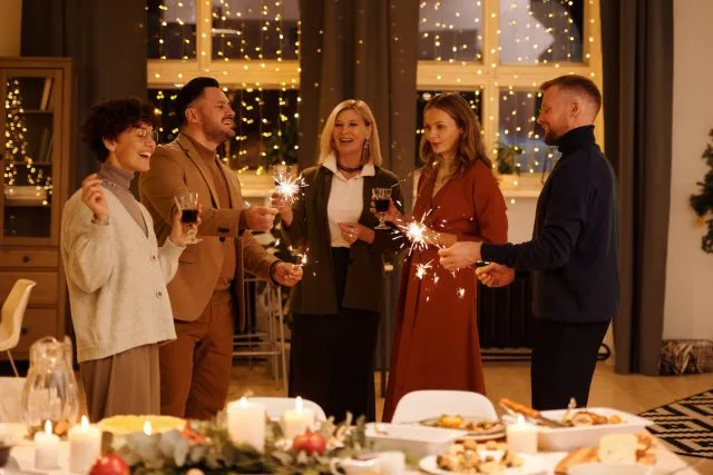 Eleganckie stylizacje na firmową kolację wigilijną