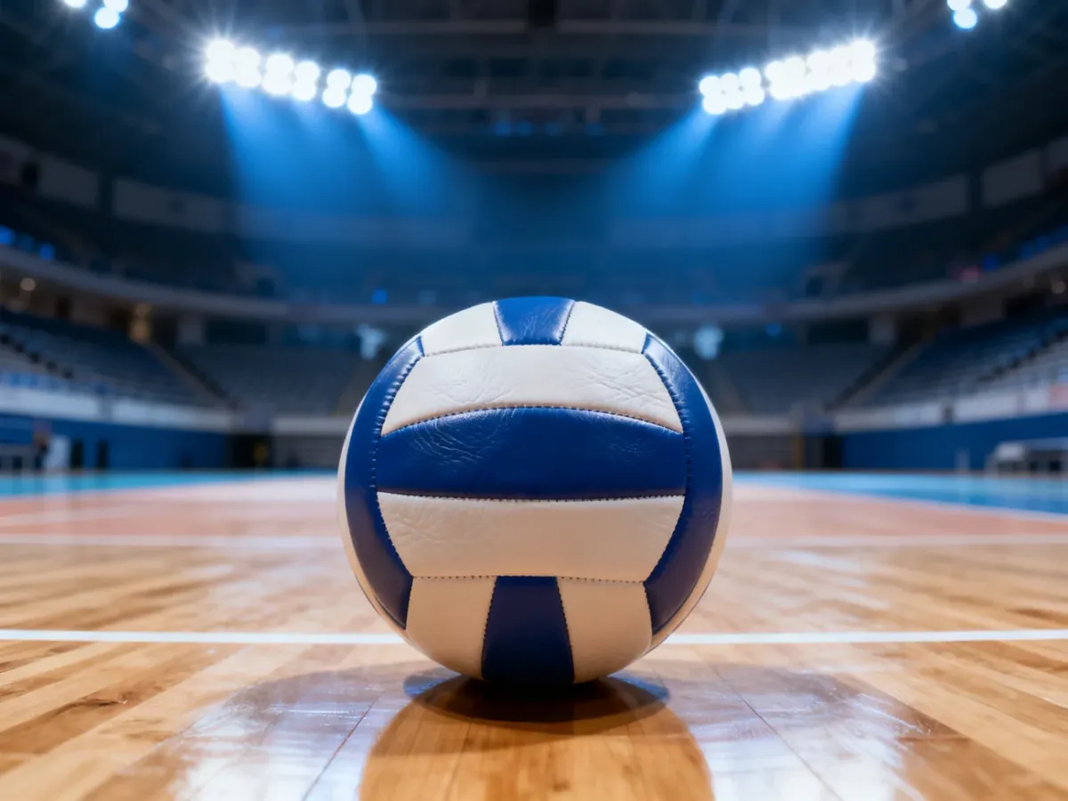 Skórzana piłka do siatkówki na środku profesjonalnego boiska w oświetlonej hali sportowej.