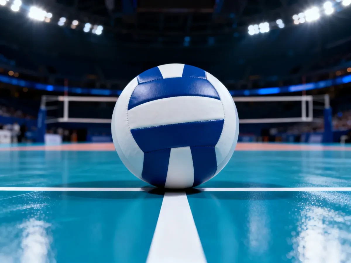 Profesjonalna piłka do siatkówki spoczywająca na linii boiska w hali sportowej.